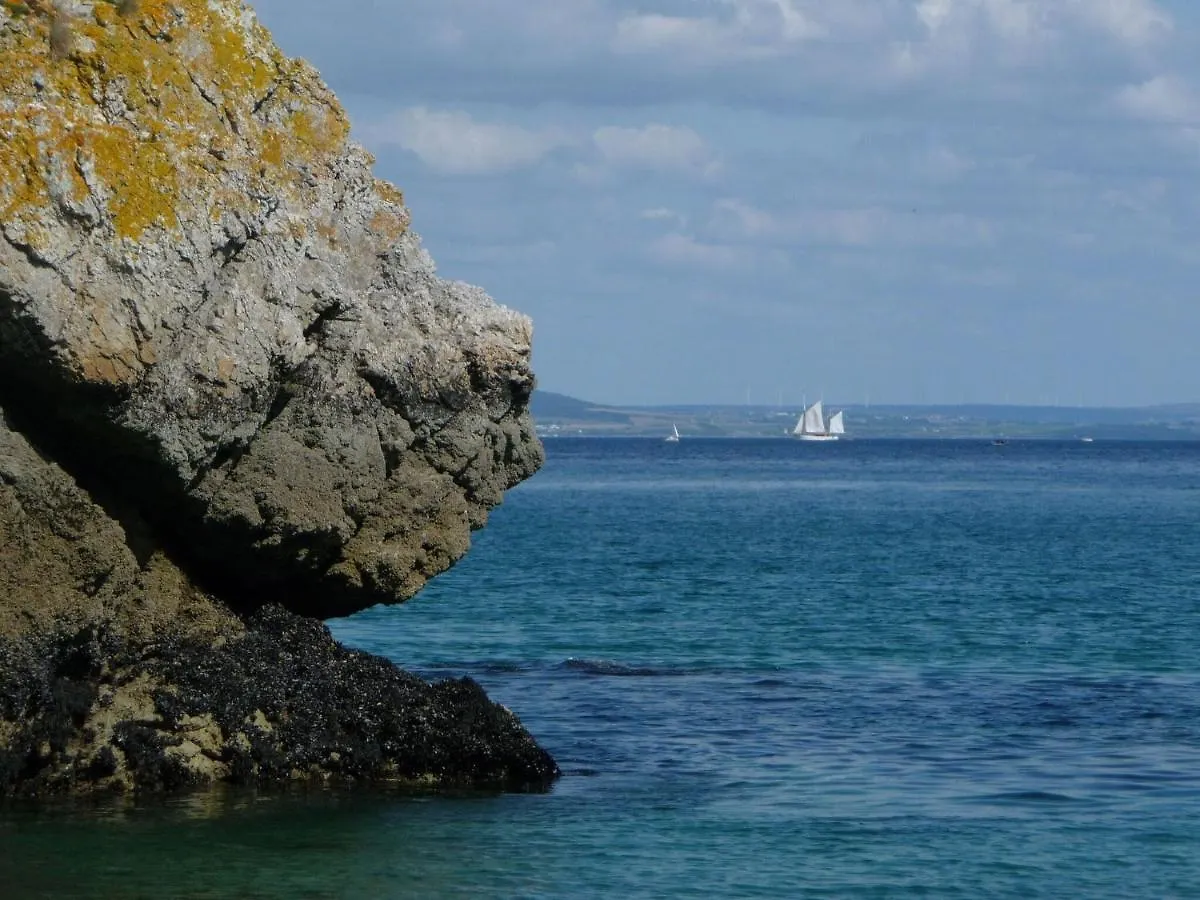 Holiday Home With Sea Views, Roscanvel 0*,